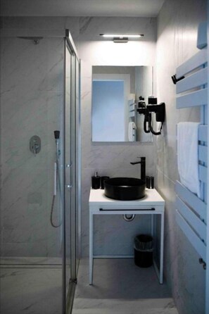 Shower, hair dryer, soap, shampoo - Private Apartments with big swimming pool (Dauis)