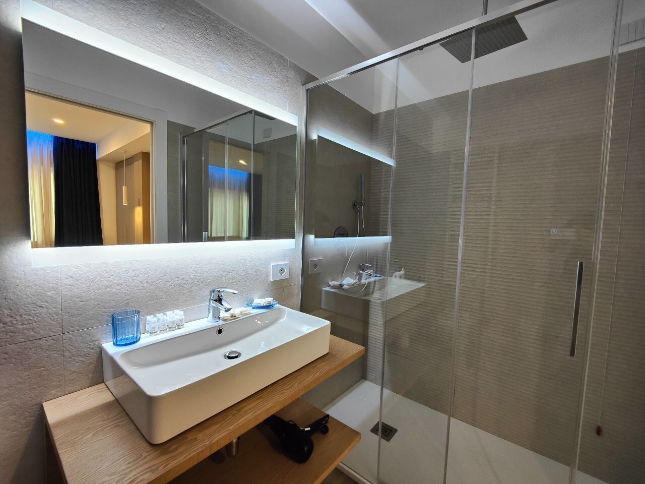 Individuell dekoriert, individuell eingerichtet, Schreibtisch