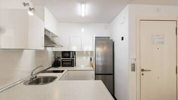 Køleskab, mikrobølgeovn, kaffe-/temaskine, brødrister