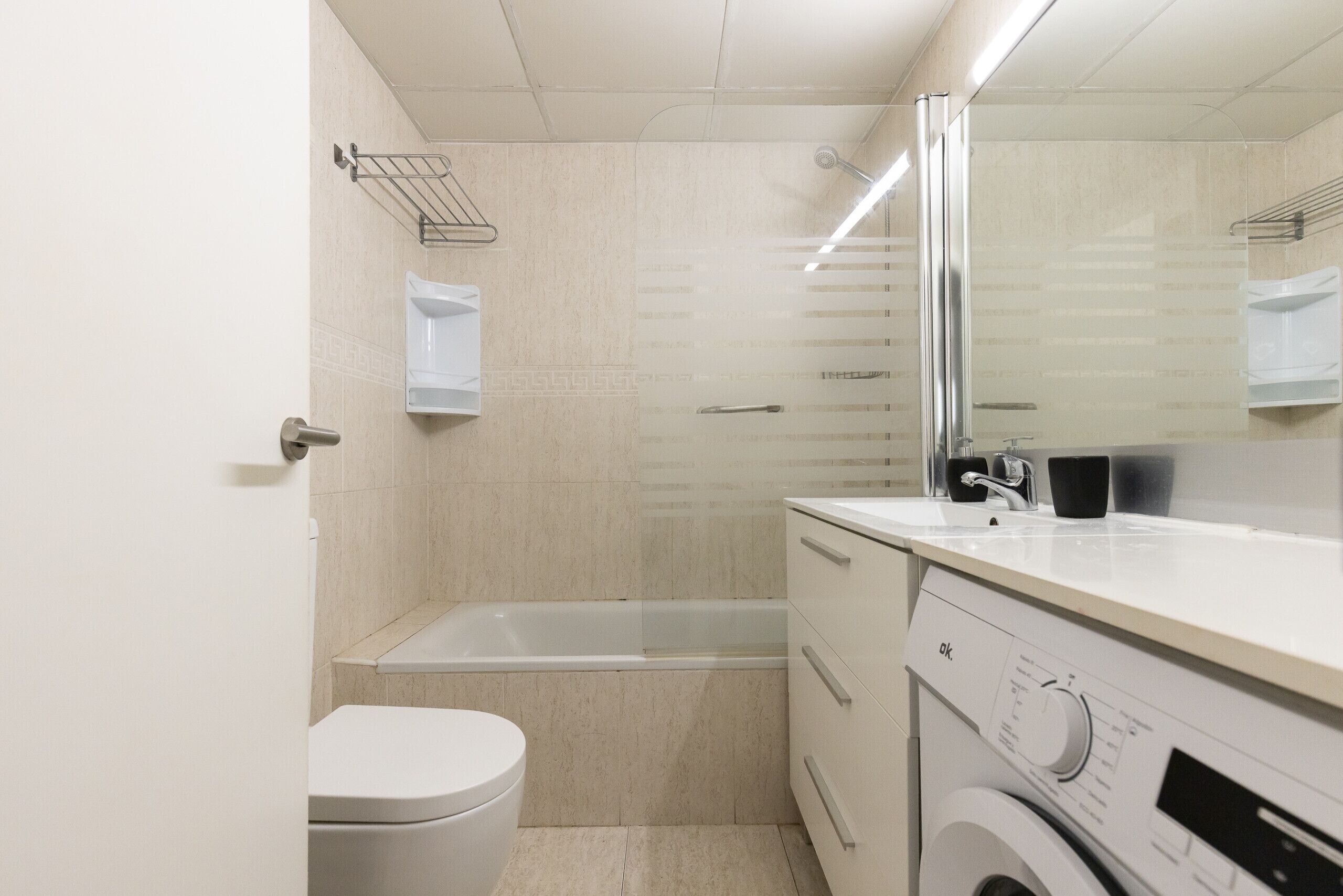 Bathtub, towels