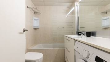 Bathtub, towels