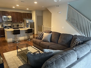 Living area - Spacious Townhome Hotspot Area (Houston)