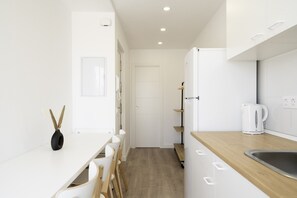 Fridge, microwave, oven, coffee/tea maker