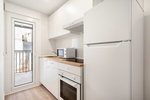 Kühlschrank, Mikrowelle, Ofen, Wasserkocher mit Kaffee-/Teezubehör