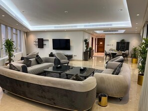 Suite Royal | Zona de estar | Una televisión de pantalla plana