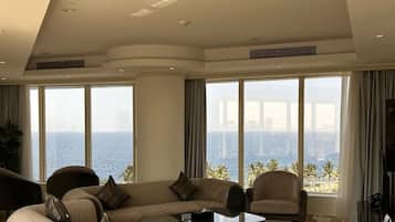 Suite panorámica | Área de sala de estar | Televisión de pantalla plana