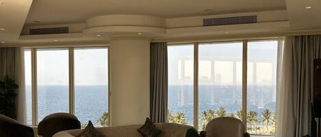Panoramic Suite | Living area | Flat-screen TV