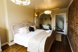 8 bedrooms, individually decorated, individually furnished, free WiFi - The Admiral's Home (Whitehaven)