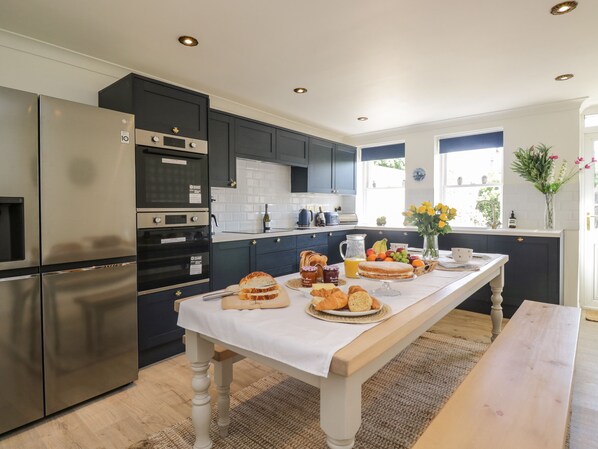 Geladeira, lava-louças, chaleira elétrica, torradeira