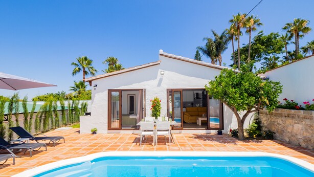A house with a swimming pool, a patio with chairs, and a small garden. - Cubo's Finca La Graciosa / private pool / free wifi (Alhaurin de la Torre)