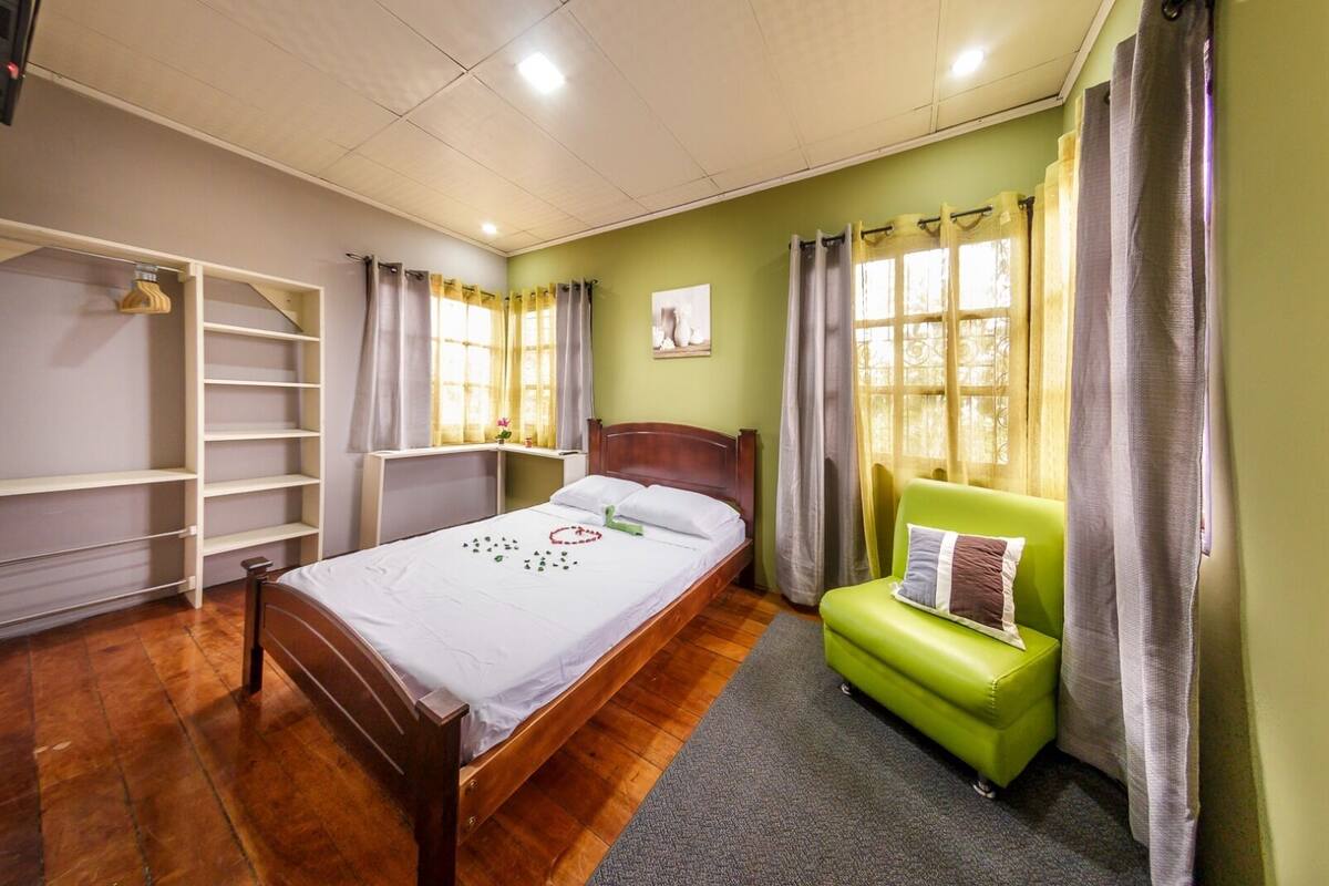 Habitación mediana #4 baño compartido -C MATRIMONIAL | WiFi (無料)