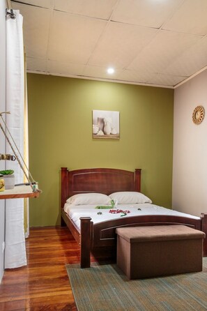 Habitación mediana #5 baño compartido -CAMA MATRIMONIAL | Wi-Fi de cortesia