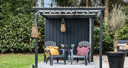 On the Veluwe in the woods, Boho style, kids & dog welcome, large garden&terrace