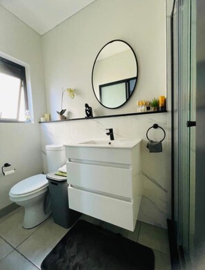 Dusche, Handtücher, Seife, Shampoo