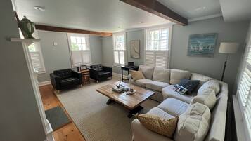 Älytelevisio, takka, videopelejä, tietokoneen näyttö