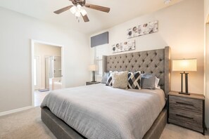 6 soverom, skrivebord, strykejern/-brett og reiseseng for barn