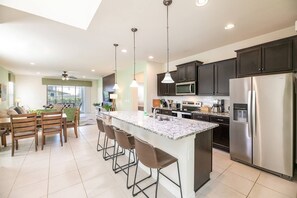 Fridge, microwave, oven, stovetop - "Windsor Bliss" - Pristine Home with Game Room (Kissimmee)