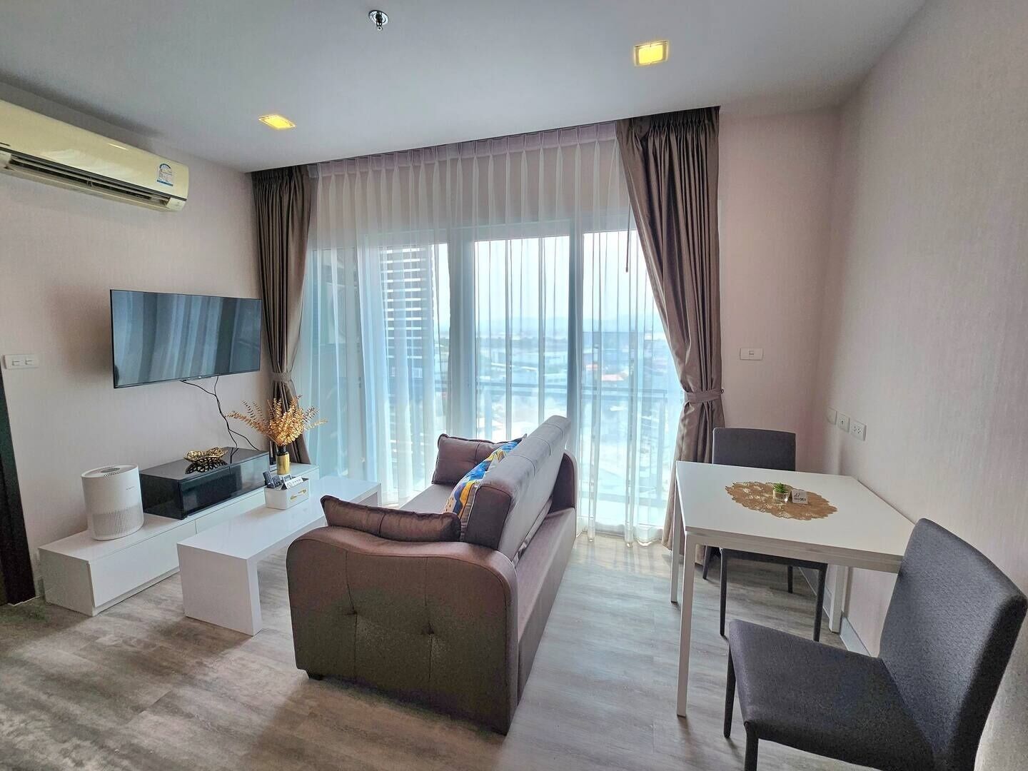 シグネチャー コンドミニアム | リビング エリア | 43 インチのスマートテレビ (デジタル放送視聴可)、テレビ、Netflix