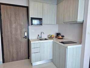 Apartamento Signature | Cocina privada | Hervidor eléctrico, utensilios de cocina y artículos de limpieza