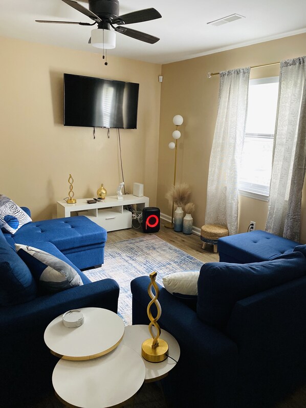 Smart TV, stereo - Indulge in urban luxury with a stay in our cozy home. (Charlotte)