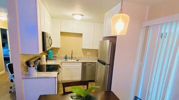 Kühlschrank, Mikrowelle, Ofen, Herdplatte