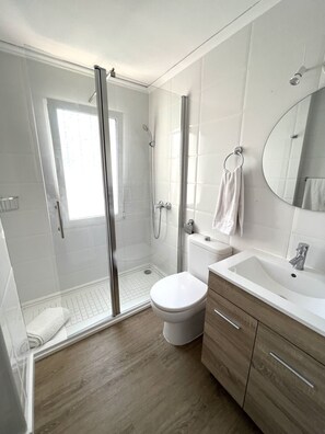 Een haardroger, handdoeken, toiletpapier