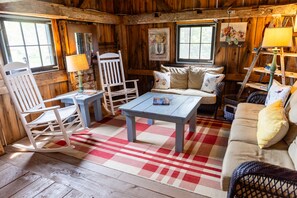 Table tennis, books, stereo - Cozy Cabin at Farm Stay in Maine (Turner)