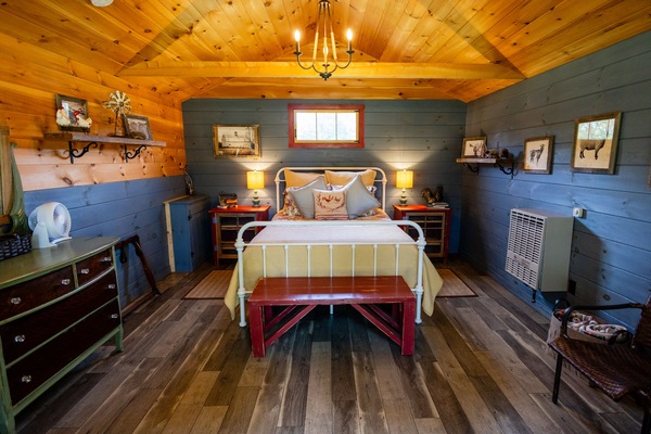 Farm cabin with queen bed. Heated with private porch.