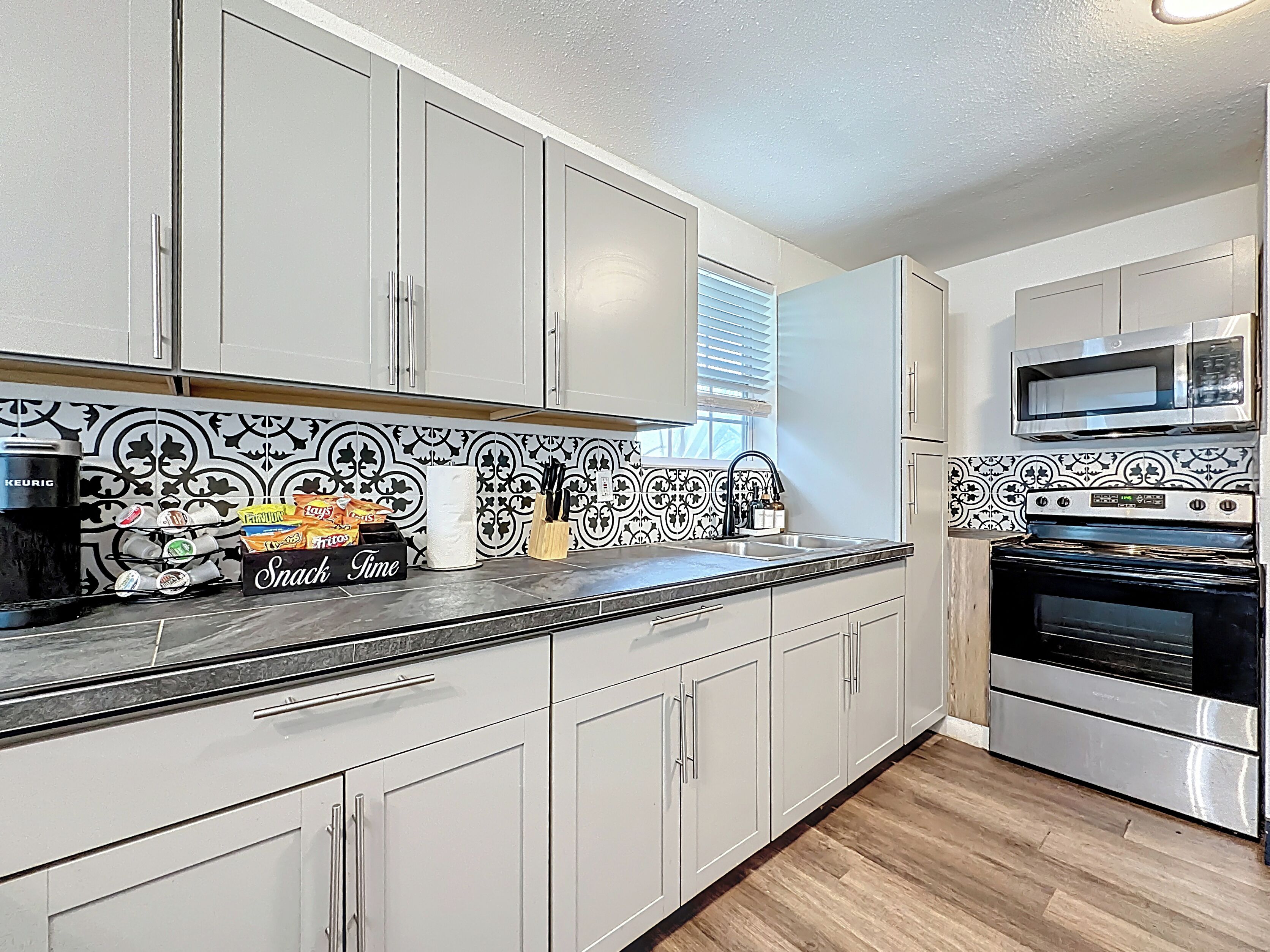 Réfrigérateur, micro-ondes, four, plaque de cuisson