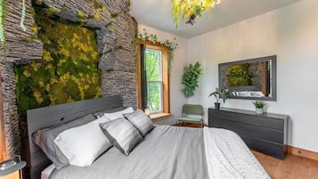 4 bedrooms, desk, iron/ironing board, travel crib