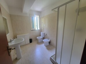 Bidet, Handtücher, Seife, Toilettenpapier