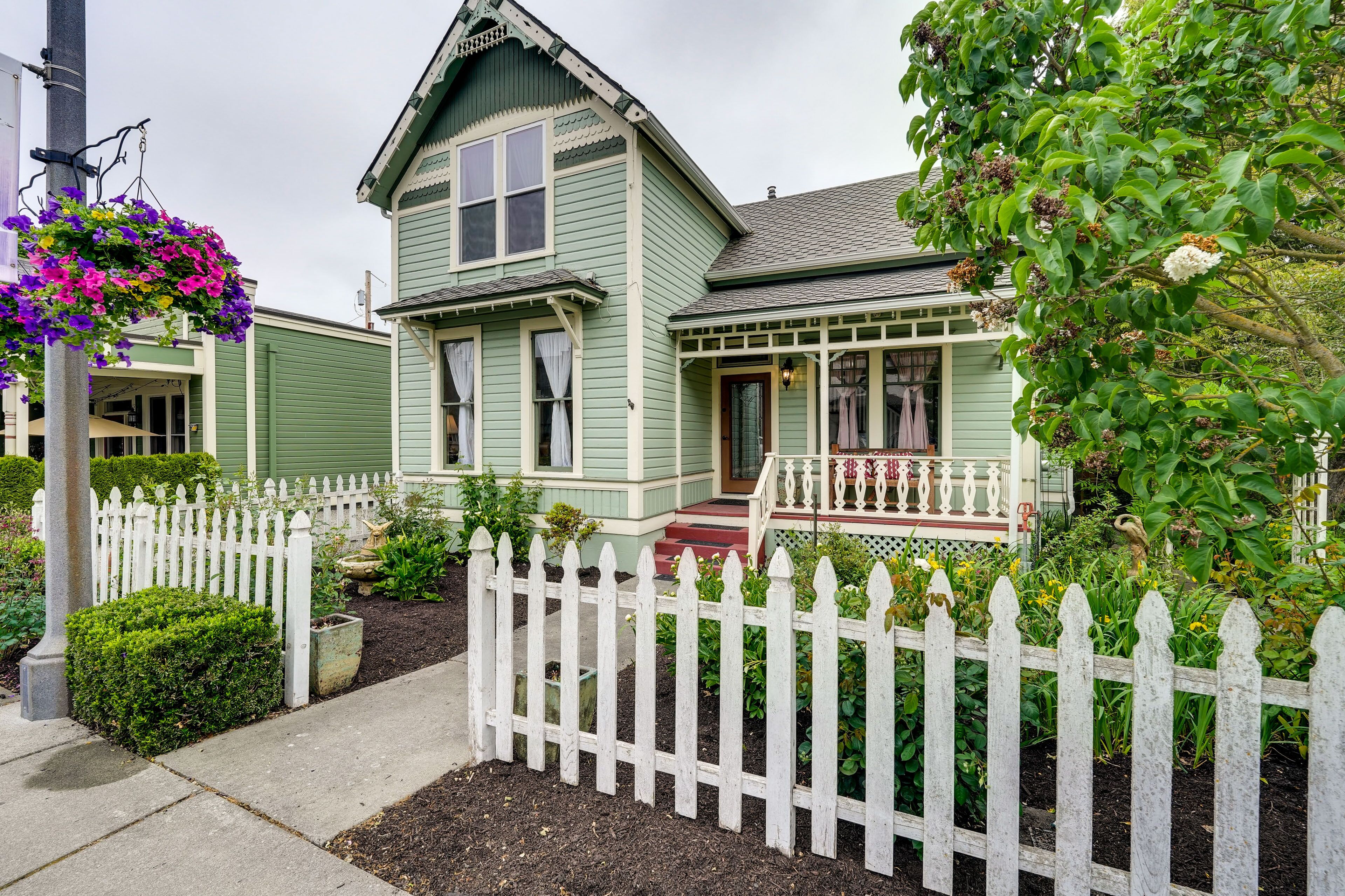 Charming La Conner Vacation Home w/ Fireplace!