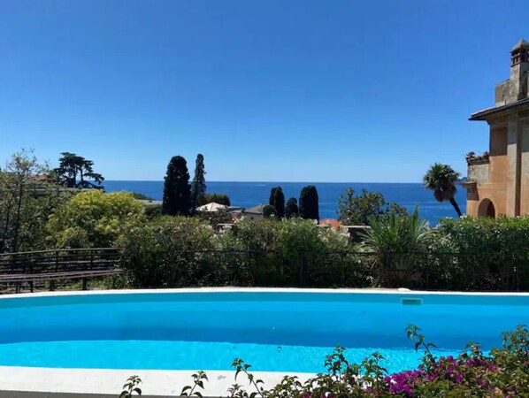 Pool - bright cosy flat with sea view and pool in Rapallo. (Rapallo)