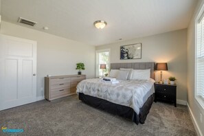 4 bedrooms, desk, free WiFi, bed sheets