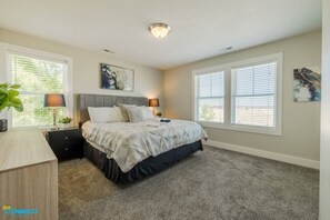 4 室のベッドルーム、デスク、WiFi (無料)、ベッドシーツ