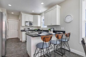 Fridge, microwave, oven, stovetop - PETS | Long Stays | Daybreak Community (South Jordan)