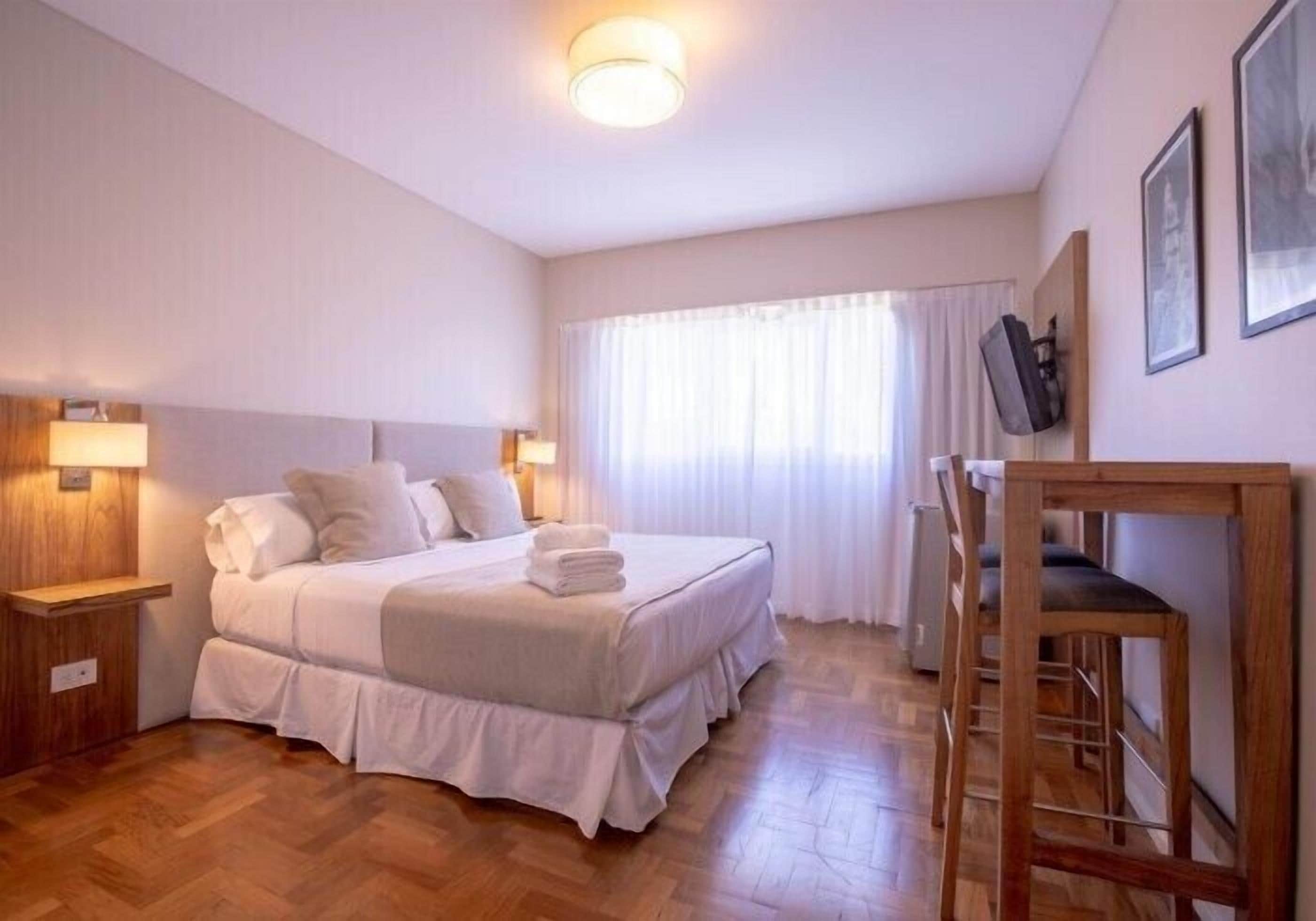 Kamar Superior | Ruang kerja ramah laptop, Wi-Fi gratis, dan seprai linen