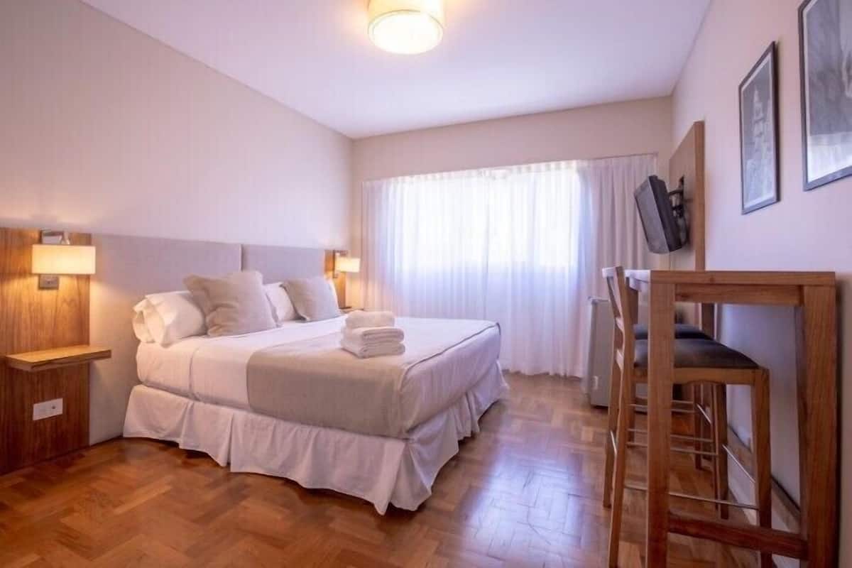 Superior-huone | Kannettavalle tietokoneelle sopiva työtila, ilmainen Wi-Fi