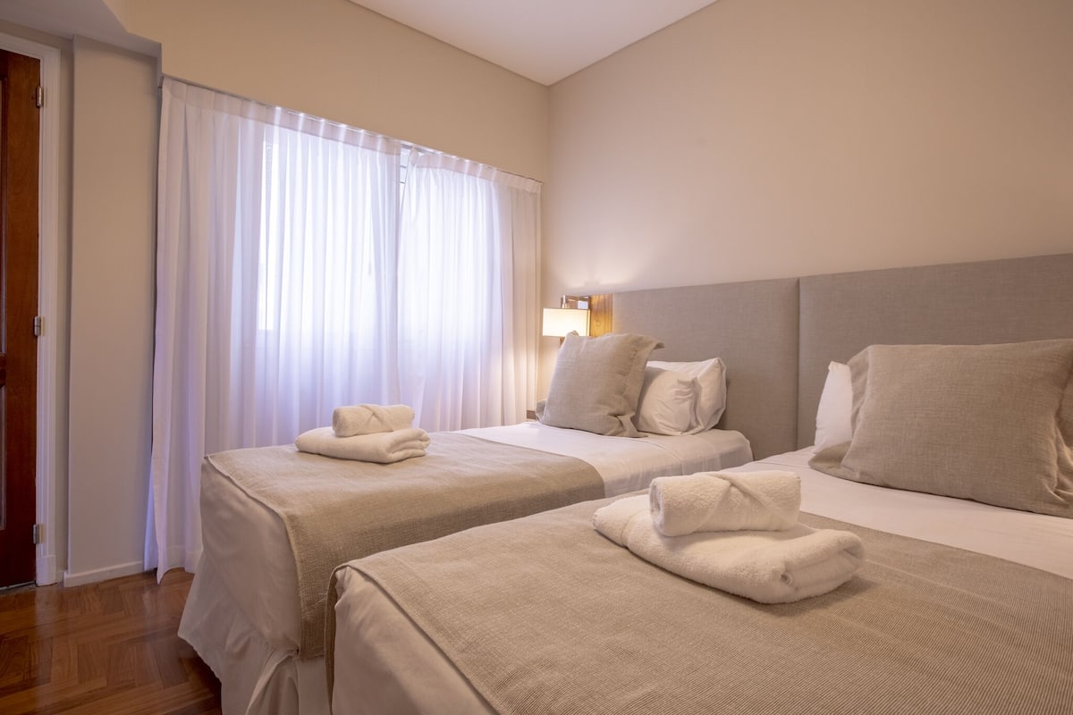 Habitación clásica doble | Espacio para trabajar con un portátil, wifi gratis, ropa de cama