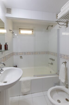 Doppia Classic | Bagno | Combinazione doccia/vasca, asciugacapelli, bidet, asciugamani