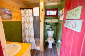 Ducha, artículos de higiene personal ecológicos y secador de pelo