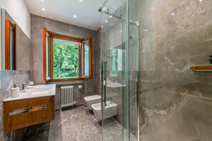 Dusche, Haartrockner, Bidet, Handtücher