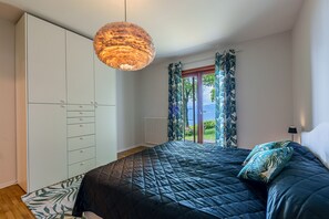 5 bedrooms, desk, iron/ironing board, travel crib