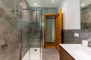 Ducha, secador de pelo, bidet, toallas