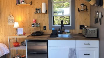 Fridge, oven, stovetop, coffee/tea maker