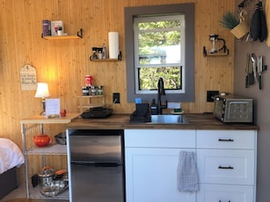 Køleskab, ovn, kogeplade, kaffe-/temaskine
