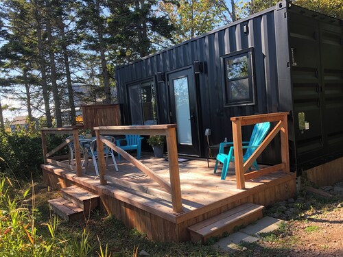 Oceanfront Seacan · Private Beach, Perfect for Two