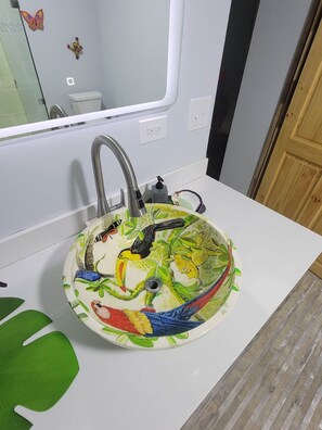 Dusche, Haartrockner, Handtücher, Seife