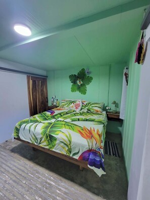 3 bedrooms, desk, WiFi, bed sheets