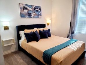 3 bedrooms, in-room safe, desk, iron/ironing board - Pet friendly, resort style, 3 bedroom home, 10 minutes from Disney! (Davenport)